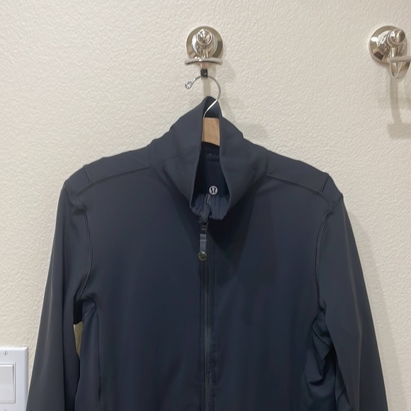Lululemon Black Reversible Jacket—Beautiful Fabric—Pockets—Excellent Condition! - Picture 2 of 10